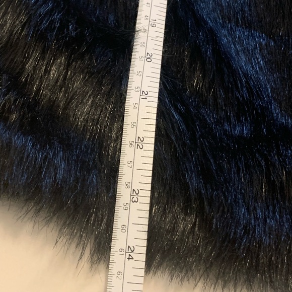 BLACK FAUX FUR VEST - Picture 8 of 8